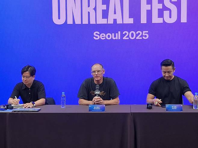 에픽게임즈 팀 스위니(가운데) 대표와 박성철(오른쪽) 코리아 대표. IS포토