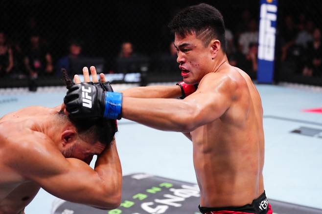 장밍양(오른쪽)이 조니 워커에게 패배했다. 사진=UFC