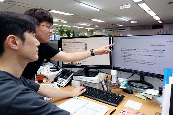 중구청 직원들이  ‘ChatGPT Plus’ 활용 업무를 펼치고 있다 [사진=중구청]