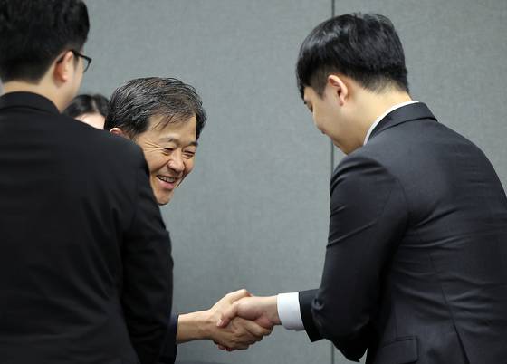 이형훈 보건복지부 제2차관(왼쪽)이 지난 21일 오후 서울 중구 서울역 T타워에서 열린 수련협의체 제4차 회의에 참석해 한성존 대한전공의협의회 비상대책위원장과 인사를 나누고 있다. 뉴스1