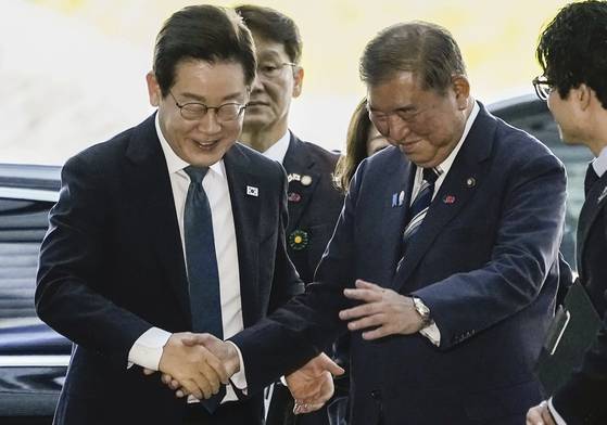 지난 23일 일본 도쿄 총리 관저에 도착한 이재명 대통령을 이시바 시게루 일본 총리가 맞이하고 있다. 교도=연합뉴스