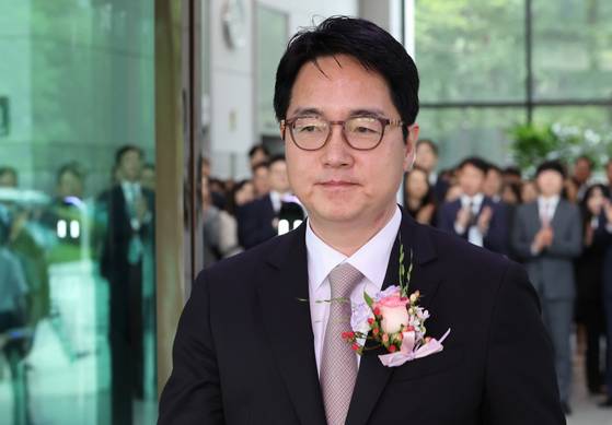 심우정 전 검찰총장이 지난달 2일 서울 서초구 대검찰청에서 퇴임식을 마친 뒤 청사를 나서고 있다. 연합뉴스