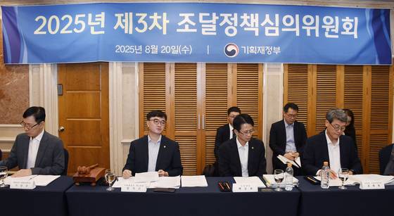 임기근 기획재정부 차관이 20일 서울 영등포구 켄싱턴호텔에서 열린 '제3차 조달정책심의위원회'를 주재하고 있다. 사진 기획재정부