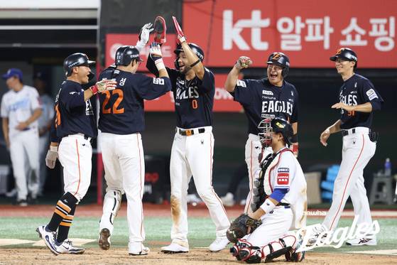지난 7월 20일 수원 KT전에서 만루홈런을 때려낸 뒤 홈에서 앞서 득점한 주자들의 환영을 받는 채은성. 사진 한화 이글스