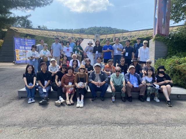 ▲ 사진 왼쪽부터 한국작가회의는 22~23일 평창자연휴양림 일원에서 ‘2025 여름 작가 한마당-작가, 평화를 말하다’ 행사를 열었다. 도종환 시인이  ‘2025 여름 작가 한마당-작가, 평화를 말하다’  행사에서 강연을 하고 있다.