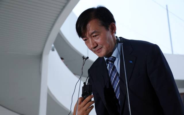 ▲ 조국혁신당 조국 전 대표가 지난 24일 부산 중구 부산민주공원에서 당원들과 취재진에게 인사하고 있다. 부산민주공원은 조 전 대표가 조국혁신당 창당 선언을 한 장소다. 연합뉴스