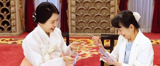 < 한일 우정의 매듭 > 김혜경 여사가 이시바 요시코 여사와 지난 23일 일본 도쿄 총리관저에서 ‘한·일 양국의 전통 매듭 만들기’를 체험하며 친분을 다지고 있다. 김 여사는 “양국 우정이 매듭처럼 오래 이어지길 바란다”고 말했고, 요시코 여사는 “풀리지 않는 끈끈한 인연을 맺은 것 같다”고 화답했다.  연합뉴스
