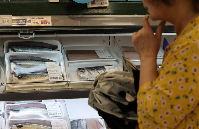 25일 한국해양수산개발원(KMI) 수산업관측센터에 따르면 지난달 기준 고등어(신선 냉장·1마리)의 소비자가격은 4380원으로 작년 같은 달보다 28.4% 높았다. 사진은 서울 한 대형마트 고등어 판매대 모습. 연합뉴스