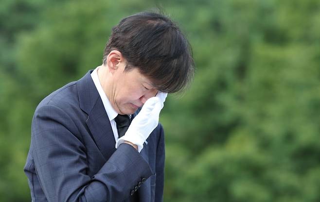 조국혁신당 조국 혁신정책연구원장이 25일 오전 경남 김해시 진영읍 봉하마을 노무현 전 대통령 묘역을 참배하고 있다. 사진=연합뉴스