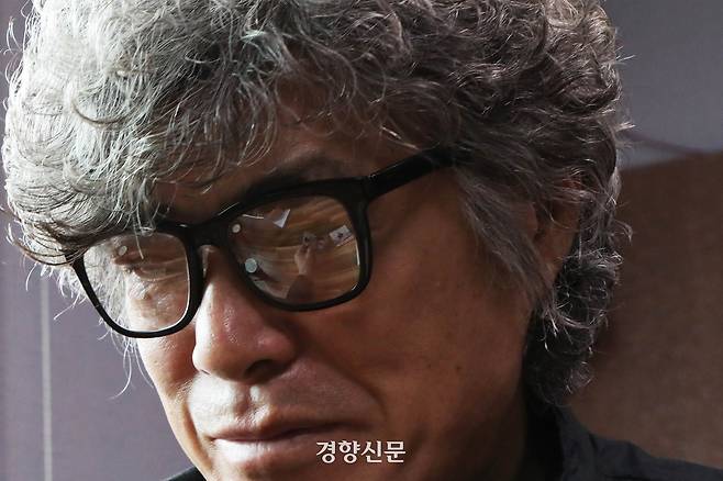 ‘이윤상 학생 살인 사건’ 용의자로 불법 체포 돼 뜨거운 물고문 등을 겪은 피해자 이상출씨의 안경에 20대 시절 사진이 비치고 있다. 한수빈 기자