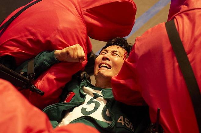 넷플릭스 시리즈 <오징어 게임> 시즌3에서 성기훈(이정재). 황동혁 감독은 해고 노동자인 성기훈 캐릭터를 만들 때 쌍용차 사태를  참고했다고 밝혔다. 넷플릭스 제공