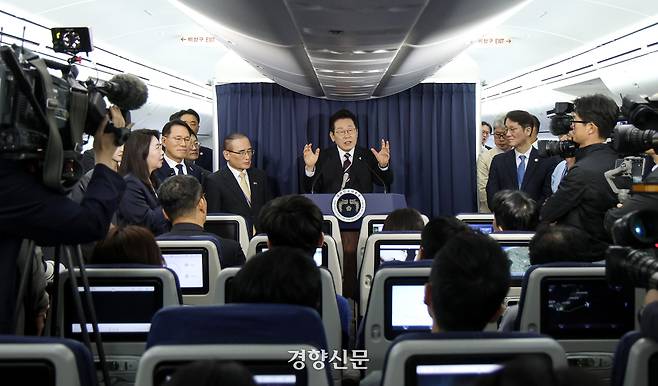 이재명 대통령이 지난 24일(현지시간) 일본 도쿄 하네다공항을 이륙해 미국 워싱턴DC로 향하는 공군 1호기 기내에서 기자간담회를 갖고 있다. 김창길 기자
