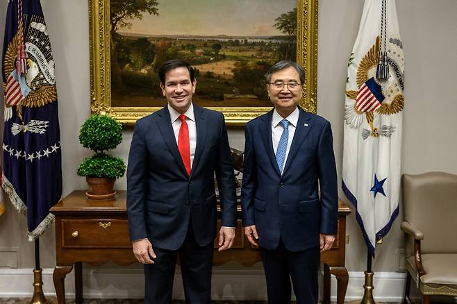 Korea's Foreign Minister Cho Hyun, right, and U.S. Secretary of State Marco Rubio pose for a photo during their talks in Washington on Aug. 22. [YONHAP]