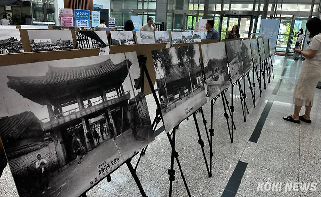 9월 4일까지 원주시청 1층 로비에서 ‘시 승격 70주년 기념 사진전’이 열리는 가운데 25일 시민들이 사진을 관람하고 있다. 윤수용 기자