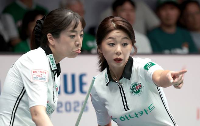 하나카드 김가영(오른쪽)과 사카이 아야코. PBA 제공