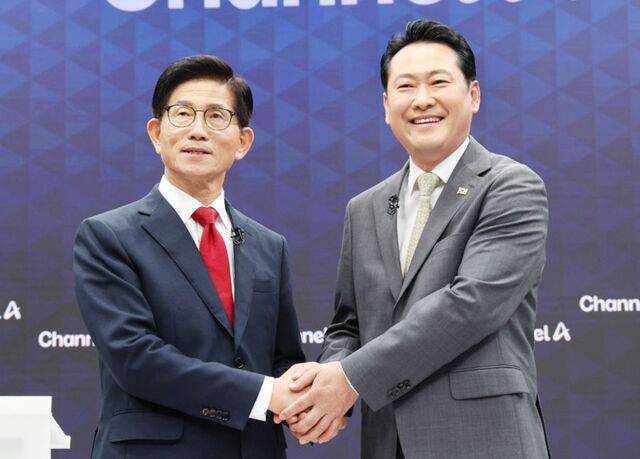 국민의힘 당대표 선거 결선에 진출한 김문수(왼쪽) 장동혁 후보가 지난 23일 서울 채널A 광화문 스튜디오에서 열린 방송토론회에서 기념촬영을 하고 있다. 연합뉴스