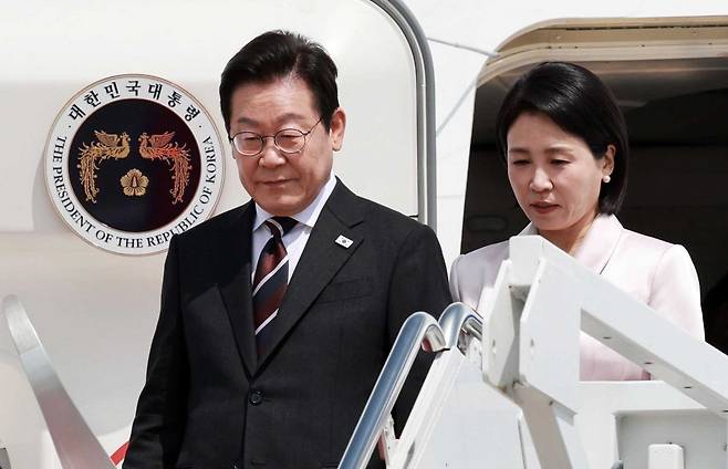 이재명 대통령과 김혜경 여사가 24일(현지시간) 미국 워싱턴DC 인근 앤드루스 합동기지에 도착해 공군 1호기에서 내리고 있다. 연합뉴스