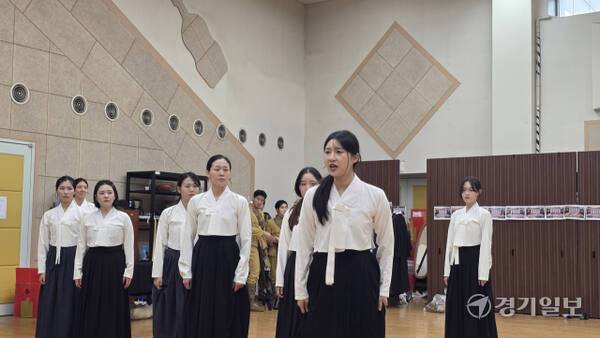 수원시립공연단 광복80주년 뮤지컬 ‘향화’ 공개 시연회 한 장면. 향화가 동료 기생들에게 만세운동을 이끄는 모습이다. 이나경기자