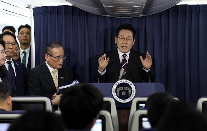 이재명 대통령이 24일(현지 시각) 일본 도쿄 하네다공항 이륙 뒤 미국 워싱턴DC로 향하는 공군 1호기 기내에서 기자간담회를 하고 있다. / 사진=연합뉴스