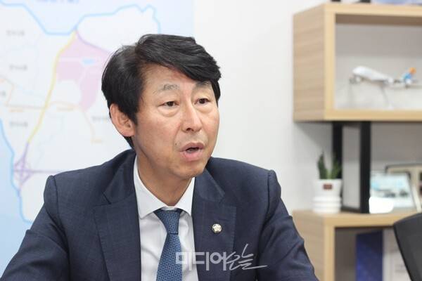 ▲이훈기 더불어민주당 방송·콘텐츠특별위원회 위원장이 4월23일 오후 서울 영등포구 여의도동 국회 의원회관에서 미디어오늘과 인터뷰하는 모습. 사진=금준경 기자