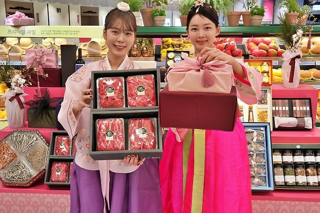 롯데백화점 잠실점 지하1층 식품관에서 모델이 선물 세트를 홍보하고 있는 모습. [사진 =롯데백화점 제공]