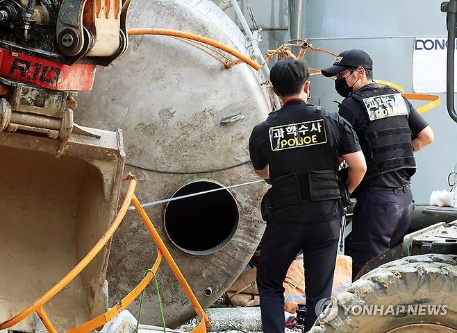 경찰과학수사대가 지난 22일 간이탱크 청소작업 중 작업자들이 의식불명 상태에 빠지는 사고가 발생한 전남 순천의 한 레미콘공장에서 현장 조사를 하고 있다. 연합뉴스.