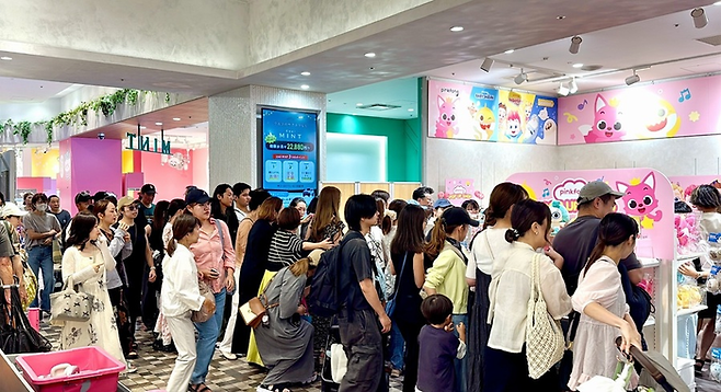 KOTRA는 최근 도쿄 주요 상권에서 한국 브랜드 팝업스토어 운영을 지원하고 있다. 지난 8월 14일 일본 도쿄 신주쿠 마루이 본관에서 열린 ‘더핑크퐁컴퍼니’ 팝업스토어 현장의 모습.<코트라>