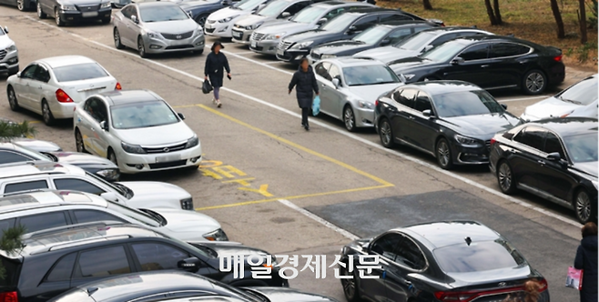 서울시내 노후한 아파트 단지에 주차된 차량들. 지하주차시설이 없어 소방차량구역까지 침범했다. [이승환 기자]