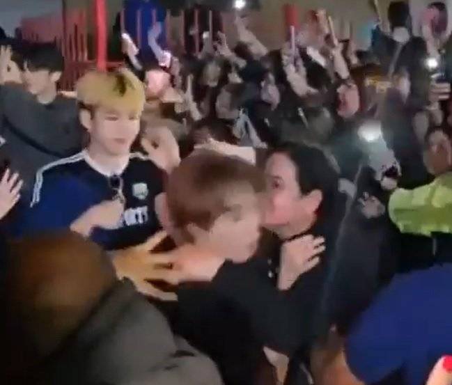 그룹 YOUNITE(유나이트) 멤버 은호가 지난 17일(현지시간) 브라질 상파울루에서 여성 팬에게 강제로 입맞춤을 당할 뻔했다. /사진= 엑스(X·옛 트위터) 캡처