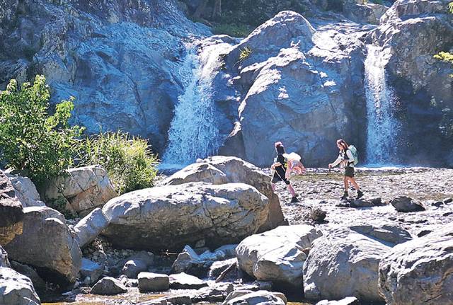 내연산 십이폭포로 이어지는 계곡에서 처음 만나는 폭포인 ‘상생(相生)폭포’. 폭포 두 줄기가 나란히 쏟아져 ‘쌍폭(雙瀑)’이라고도 불린다.