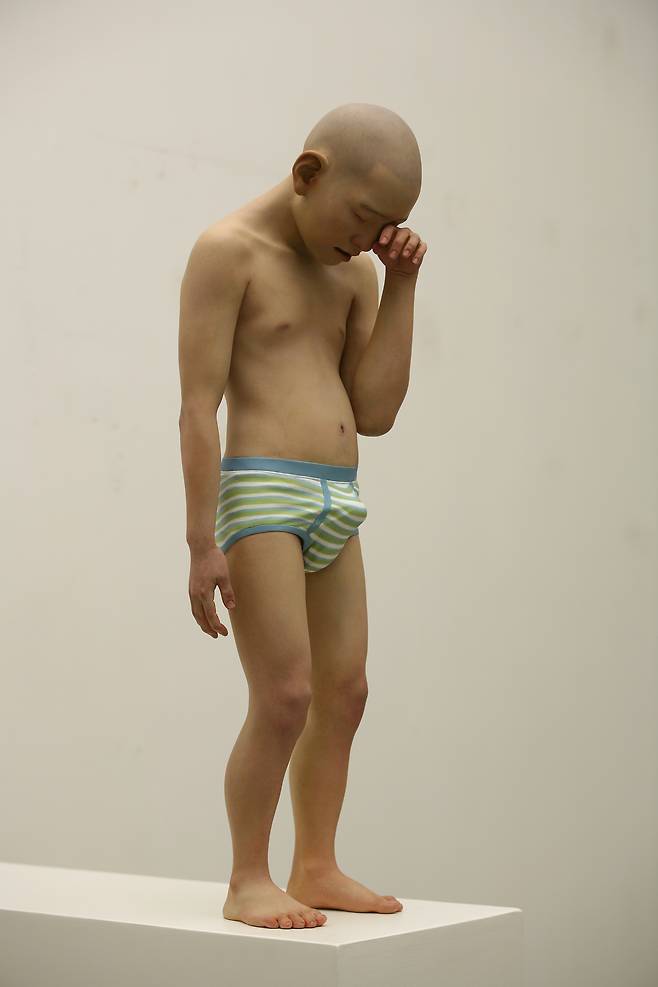 최수앙, The Akward Age (Boy), 레진에 유채, 25x24x80(h) cm, 2007