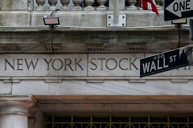 미국 뉴욕시의 뉴욕증권거래소(NYSE) 월스트리트 입구 [로이터]