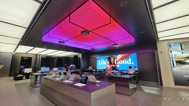 LG전자 플래그십 D5 2층에선 LG 노트북 그램의 가벼움을 형상화한 감각을 느낄 수 있다. 박지영 기자.