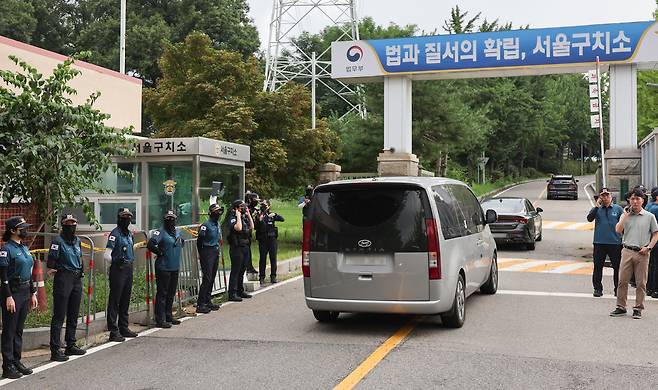 7일 김건희 여사 관련 의혹을 수사하는 민중기 특별검사팀이 조사에 불응하는 윤석열 전 대통령을 체포해 구인하기 위해 경기도 의왕시 서울구치소로 들어가고 있다. [연합]