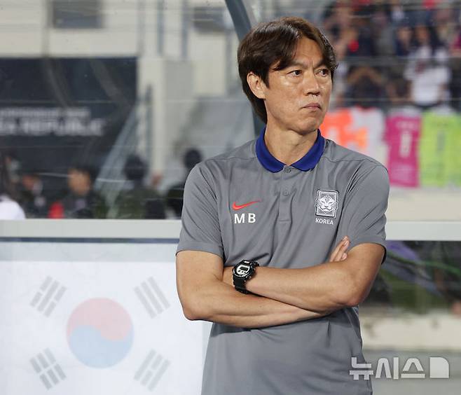 [용인=뉴시스] 김진아 기자 = 지난달 15일 경기 용인미르스타디움에서 열린 2025 동아시아축구연맹(EAFF) E-1 챔피언십(동아시안컵) 남자부 한국과 일본 경기, 0-1로 패한 뒤 홍명보 한국대표팀 감독이 그라운드를 바라보고 있다. 2025.07.15. bluesoda@newsis.com
