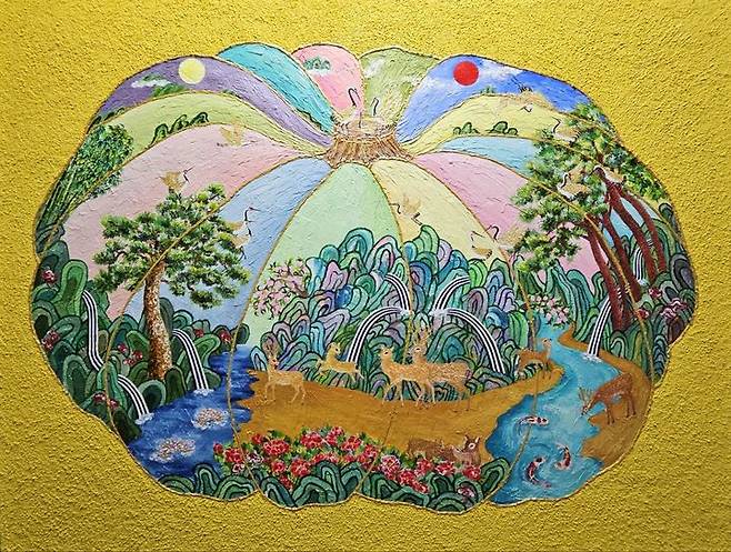 [서울=뉴시스]부산 지역 대표 중견화가 박도희 작가가 다음달 3일부터 8일까지 서울 종로구 인사아트센터에서 개인 전시회를 개최한다. '호박, 생의 연가(戀歌)를 품다'를 주제로 한 이번 전시회에는 늙은 호박의 겉과 주변에 십장생도를 그려넣은 작품 30여점을 선보인다. (사진 = 본인 제공) 2025.08.25. photo@newsis.com  *재판매 및 DB 금지