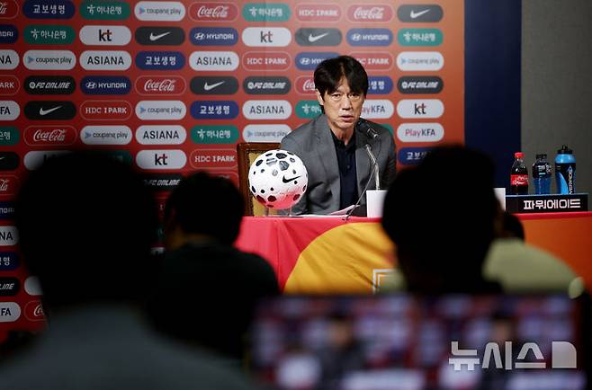 [서울=뉴시스] 김진아 기자 = 홍명보 축구대표팀 감독이 25일 서울 종로구 축구회관에서 2026 국제축구연맹(FIFA) 북중미 월드컵을 대비한 9월 A매치 명단을 발표를 하고 있다.  홍명보호는 내달 7일 오전 6시 미국 뉴저지주 해리슨의 스포츠일러스트레이티드 스타디움에서 미국을 상대한 뒤, 10일 오전 10시 미국 테네시주 내슈빌의 지오디스파크에서 멕시코와 격돌한다. 2025.08.25. bluesoda@newsis.com