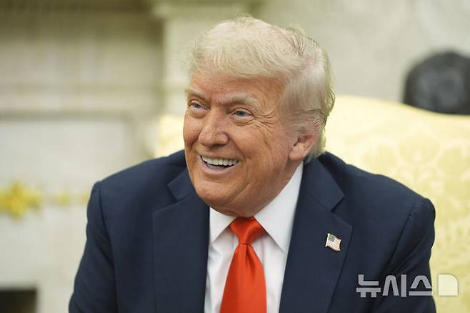 [워싱턴=AP/뉴시스]도널드 트럼프 미국 대통령이 지난 6월 5일(현지 시간) 백악관 집무실에서 프리드리히 메르츠 독일 총리와 회담에 앞서 취재진 질문에 답변하며 미소를 보이고 있다. 2025.08.25.