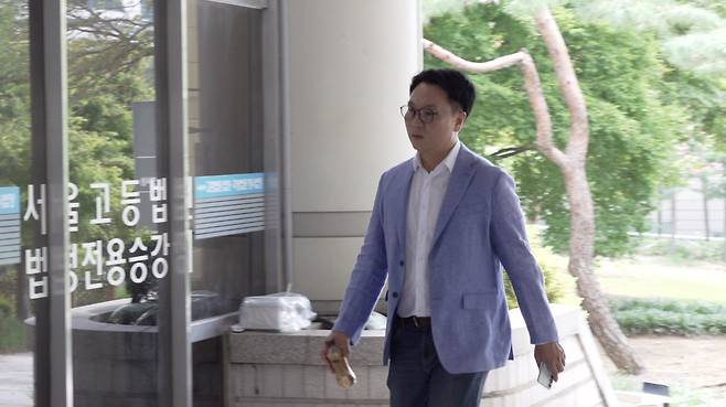 2025년 8월 25일 윤석열 명예훼손사건 공판에 출석하는 뉴스타파 봉지욱 기자