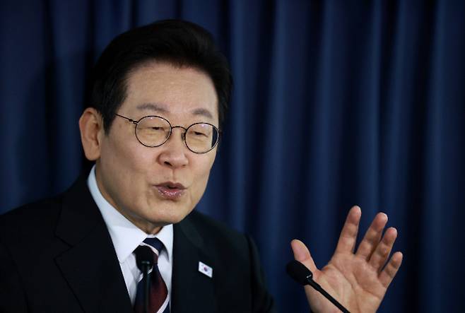 이재명 대통령이 24일(현지시간) 일본 도쿄 하네다공항 이륙 뒤 한미 정상회담을 위해 미국 워싱턴DC로 향하는 공군 1호기 기내에서 기자간담회를 하고 있다. 연합뉴스