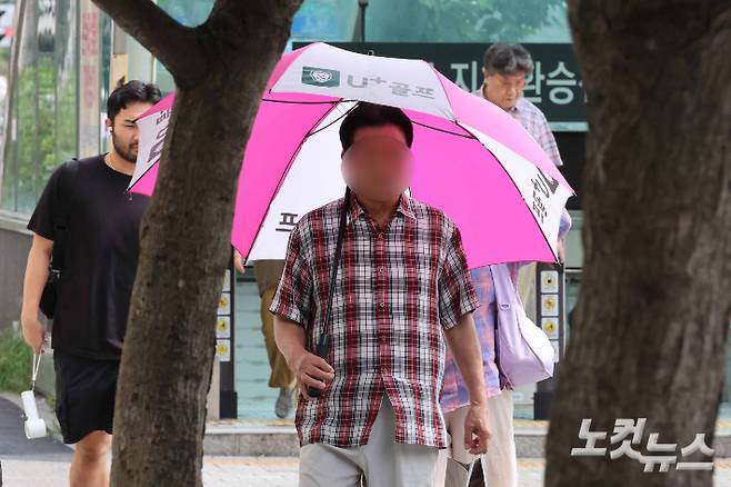 극한 폭염이 이어진 가운데 서울 도심에서 양산을 쓴 시민들이 발걸음을 옮기고 있다. 박종민 기자