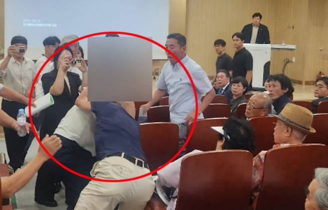 공청회장에서 순천시의회 공무원이 이장을 이른바 헤드락하고 있다. 독자 제공