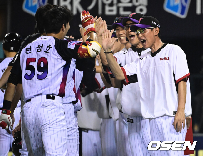 염경엽 감독이 선수들과 승리를 축하하고 있다./OSEN DB
