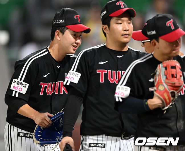 마무리 유영찬이 동료들과 승리를 자축하고 있다./OSEN DB