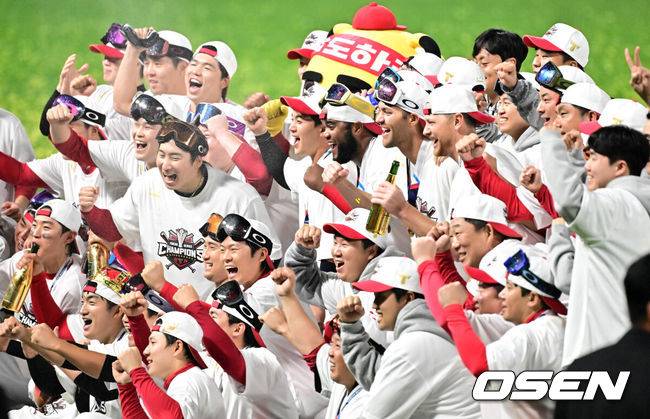 [OSEN=광주, 지형준 기자] KIA 타이거즈가 불패의 12번째 우승을 달성했다.&nbsp;KIA는 28일 광주-기아 챔피언스필드에서 열린 삼성 라이온즈와의 2024 신한은행 SOL 뱅크 KBO 한국시리즈 5차전에서 접전끝에 7-5로 승리했다. 시리즈&nbsp;4승1패로 우승의 감격을 누렸다.&nbsp;KIA 선수들이 기념 촬영을 하고 있다. 2024.10.28 / jpnews@osen.co.kr
