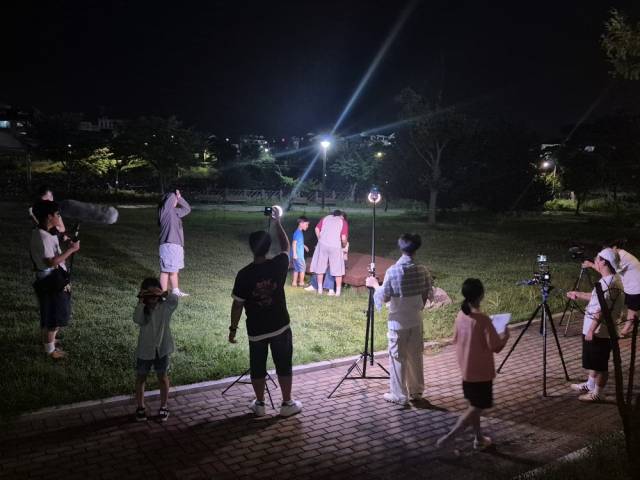 ▲완주군 이서청소년문화의집 청소년들이 야간 촬영에 나서 단편영화 제작에 몰두하고 있다. ⓒ완주군