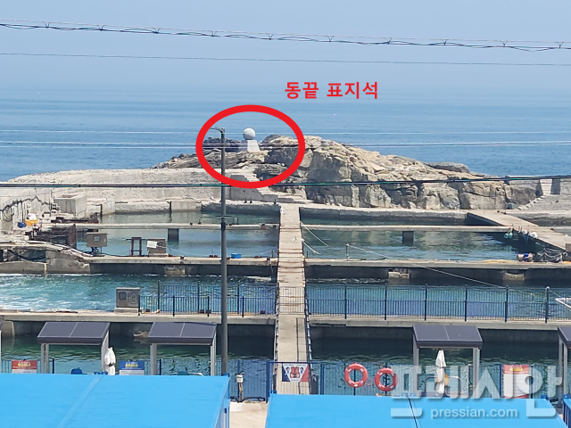 ▲(사진)은 포항시 구룡포읍 석병리 산 135번지 동쪽 땅끝마을 표지석이다. 앞에 시멘트로 양식장이 들어서 있어 표지석까지 갈 수가 없어 멀리서 바라볼 수 밖에 없다.ⓒ프레시안(오주호 기자)