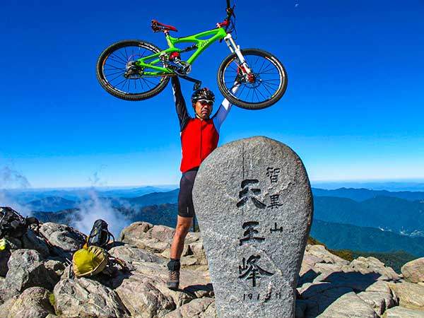 2013년 9월 지리산 천왕봉. 자전거를 분해해 대형 배낭에 넣어 지고 올라갔다.