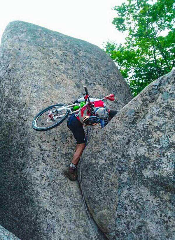 2013년 6월 백두대간 속리산 암릉구간. 사람 한 명 지나기도 까다로운 지형을 자전거까지 데리고 넘어야 한다.