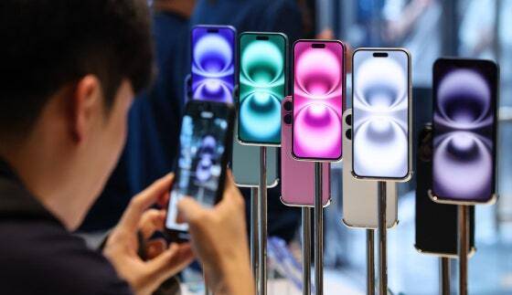 지난해 9월 서울 중구 명동 애플스토어에서 시민들이 이날 출시된 애플의 스마트폰 '아이폰 16시리즈'를 살펴보고 있다. 뉴스1